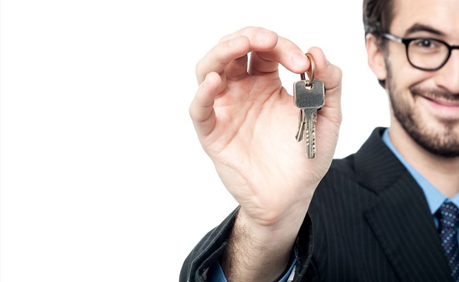 houston residential tenant handing key back to property manager